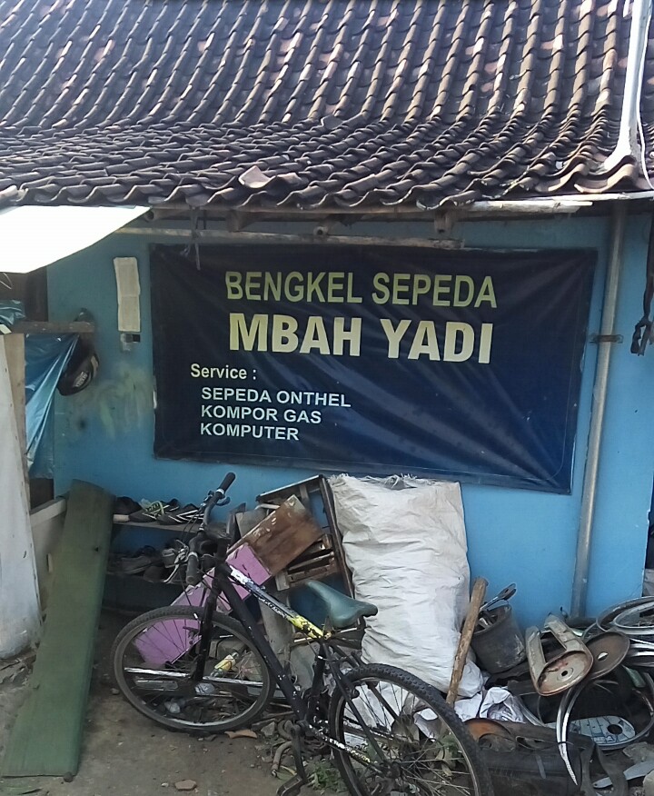 4 Spanduk Usaha Ini Membuktikan Kalau Orang Indonesia Multitalenta